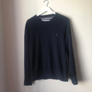 Tommy Hilfiger tröja - Tommy Hilfiger tröja i storlek S. Bra skick på den. Skönt och mjukt material, pima cotton. Om intresse eller fundering finns så är det bara att skriva!