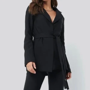 svart blazer med skärp - helt oanvänd och därmed inga defekter, fråga gärna för fler bilder 😊kan fixa paketpris för kläder!