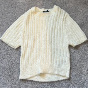 Zara stickad topp - Jag säljer den här jättesöta stickade toppen från zara som inte säljs längre. Jag säljer den pga att den inte kom till andvändning💕💕
