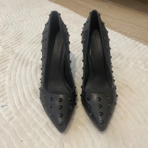 Bianco klackskor  - Klackskor med nitar på från Bianco💗storlek 38, org pris 899💗fint skick, lägg gärna prisförslag 