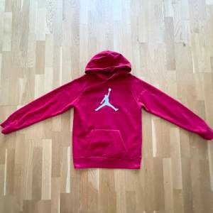 Säljer denna röda air Jordan hoodien för 300kr som passar de som är från 163-175cm långa. Den är endast prövad och nypriset låg på runt 600kr när den köptes förra året. Så den är i nyskick. Skriv gärna om det finns någon fundering 😁