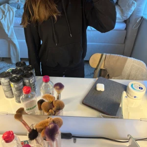 Hoodie  - Säljer nu min hoodie från hm i storlek S. Inga defekter. Hör av er ifall ni har några frågor😊.