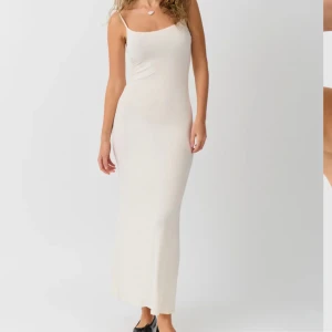 Långklänning  - Säljer min vita långa drömlika klänning från Gina Tricot i modell soft touch maxi dress. Liknar skims klänningen. Använd en gång därav inga defekter 💫🙌🏼💕