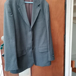 Herr kavaj grå stl 54, Carlo Manzoni. - Mycket fin grå herr kavaj i storlek 54 av märket Carlo Manzoni och material Ull/polyester.finns två små märket slitage ,se bild. Annars mycket bra skick.