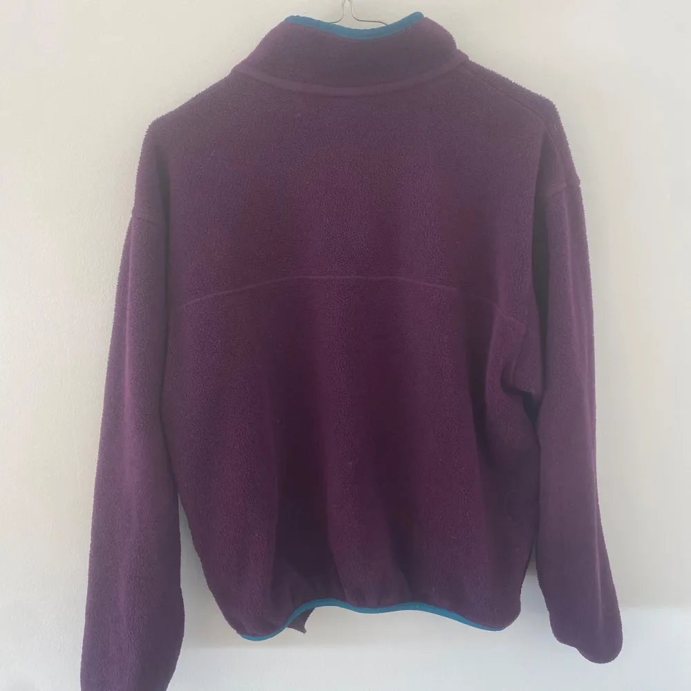 Säljer en L.L Bean fleece i lila, uppskattas till size XS-S. Bra skick, använd men har mycket kvar att ge!. Neuletakit & Villapaidat.