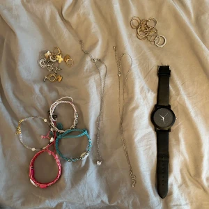 Fyndlåda/ Smyckespaket - Alla smycken i 1, allt från Armband, Halsband, Ringar, Klocka, örhängen och Örhängenhållare (Klocka oanvänd och fungerar som vanligt)  PRIS KAN DISKUTERAS