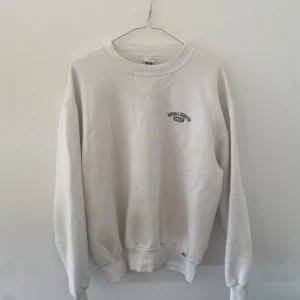 Russell Athletic tröja - Säljer en vit Russell athletic tröja i storlek M (sitter något mindre). Bra skick, använd men inga flaws eller liknande. Troligtvis Russell från 90-talet så väldigt mjukt bomullstyg.