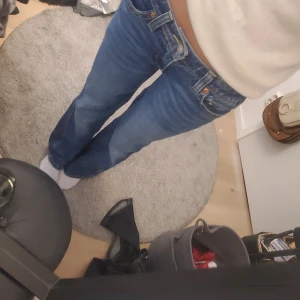 Levis super lowrise - Supersnygga lowrise jeans från levis i bra skick men välanvända. Midjemått rakt över 35 cm, innerbenslängd: 73 cm Org. Pris: 1300kr