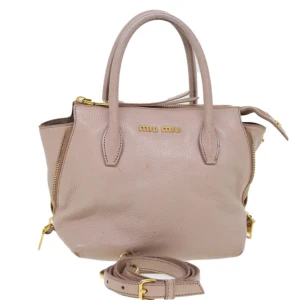 Miu Miu väska - Miu Miu väska stylad i härligt ljusrosa läder med gulddetaljer. Passar för alla tillfällen!