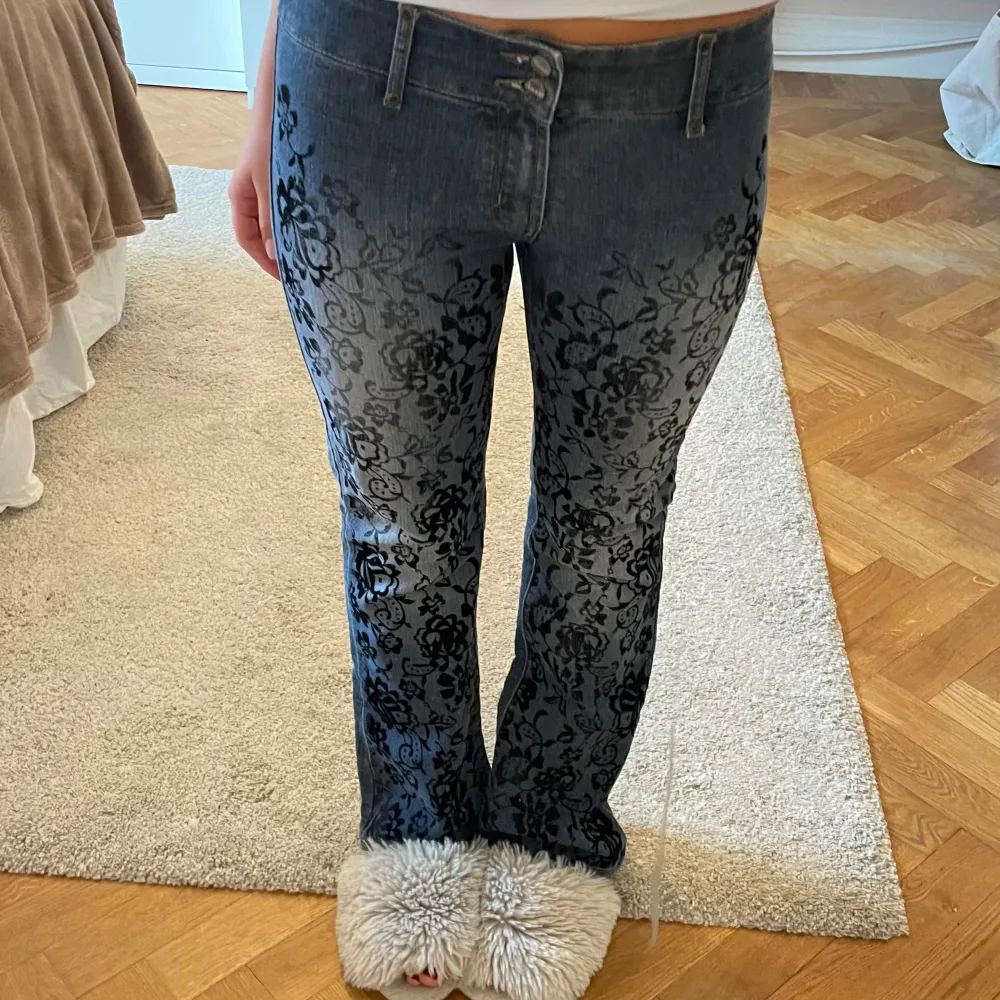 Jeans med coolt motiv. Står ej storlek men passar en 38/M. Inga bakfickor. Jag är 167 som referens. . Jeans & Byxor.