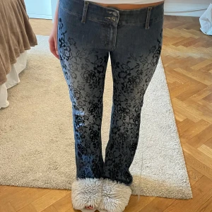 Jeans - Jeans med coolt motiv. Står ej storlek men passar en 38/M. Inga bakfickor. Jag är 167 som referens. 