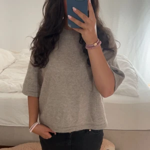 &other stories tröja - En så himla fin tröja från &other stories. Skriv privat för fler bilder🩷