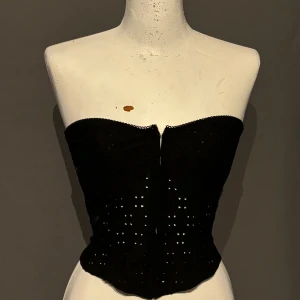 Korsett tubtopp  - Aldrig använd, hakar i mitten så man kan haka (bild 2)