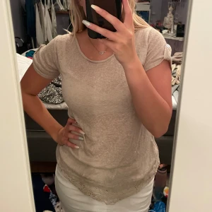 T-shirt - Säljer nu denna fina t-shirt som har ett tunt genomskinligt tyg med mönster på ryggen. Endast använd ett fåtal gånger så den är i fint skick. Köparen står för frakten🎀