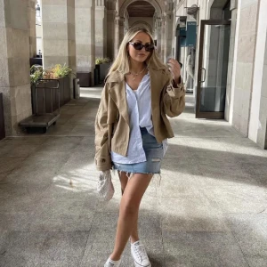 Beige jacka gina - Biege jacka från Gina i storlek S, slutsåld!💕