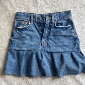 Jeanskjol med volang  - Säljer denna gulliga jeanskjol med volang. Säljer då den är för liten för mig ”stl petite 30”