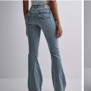 True religion joey low rise - Vill byta mina joey low rise jeans i strl W26 till en som är i strl W25, skulle också tänka sälja den för 1000kr. skriv priv för bilder!