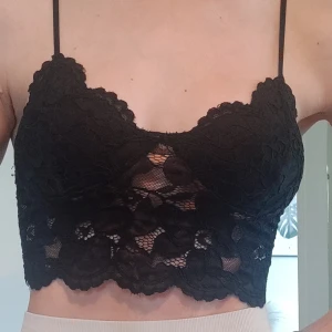 Spetstopp från Zara - Svart festtopp från Zara i spets. Storlek M, men tycker den är lite liten i storleken. 