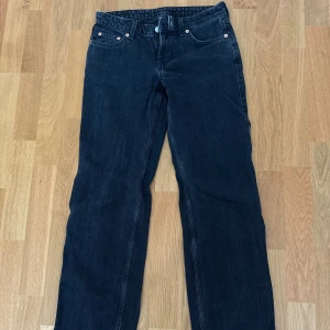 Low Waist jeans - Säljer ett par superfina jeans ifrån weekday i modellen ”arrow”. Dem är mörkgrå i tvätten, låg midjade och raka i modellen. Storlek: w26 l32. Nypris: 590kr. Säljer för: 250kr!