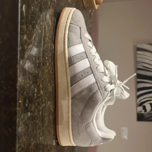 Adidas Campus 00 - 9/10 skick. Lite smuts på skosnörena men går bort om man skulle tvätta dom. Box finns. Använda ca 6 gånger