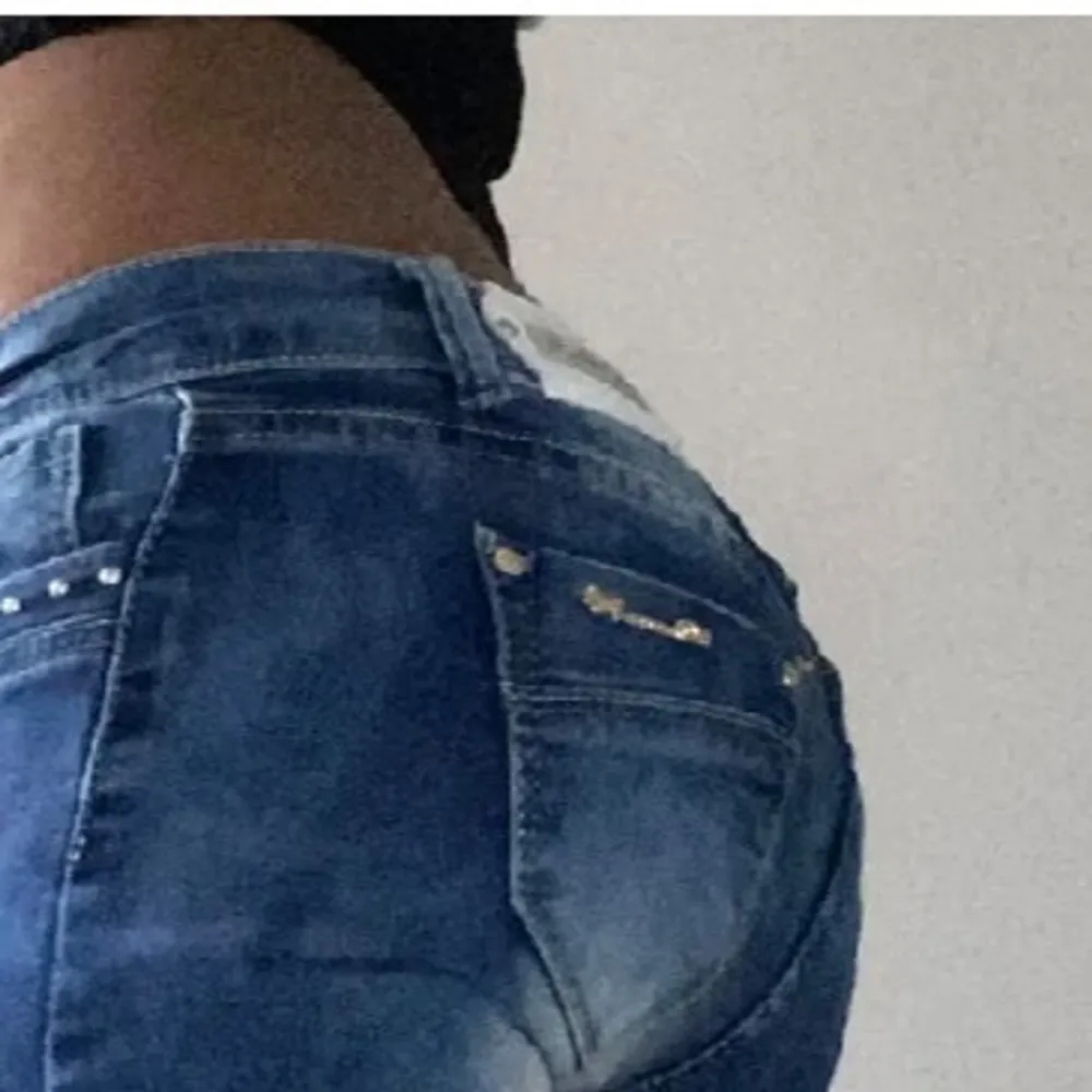 Säljer mina lågmidjade jeans shorts som har midjemåttet 80 cm runt hela. Skriv om ni ha dem eller köp direkt 💕. Shorts.