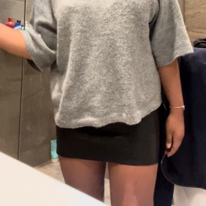 Skinnkjol - Megasnygg skinnkjol! Den är högmidjad, men jag brukar vika ner den som visat på bilden.💗