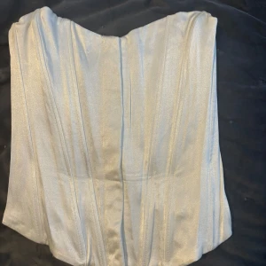 Vit korsett🤍 - Fin vit korsett med knäppe fram till! Säljer då den aldrig kommit till användning🤍 fin som sommar o fest topp