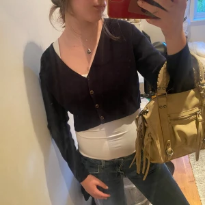 Gullig stickad tröja  - Fin stickad tröja att ha över linnen ✨