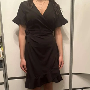 Klänning - En jättefin svart klänning från Vero Moda. Använd 1 gång.  Köpt för 399 och säljs för 249 kr.