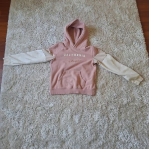 Hoodie - Rosa vit hoodie från hm i storlek 158/164