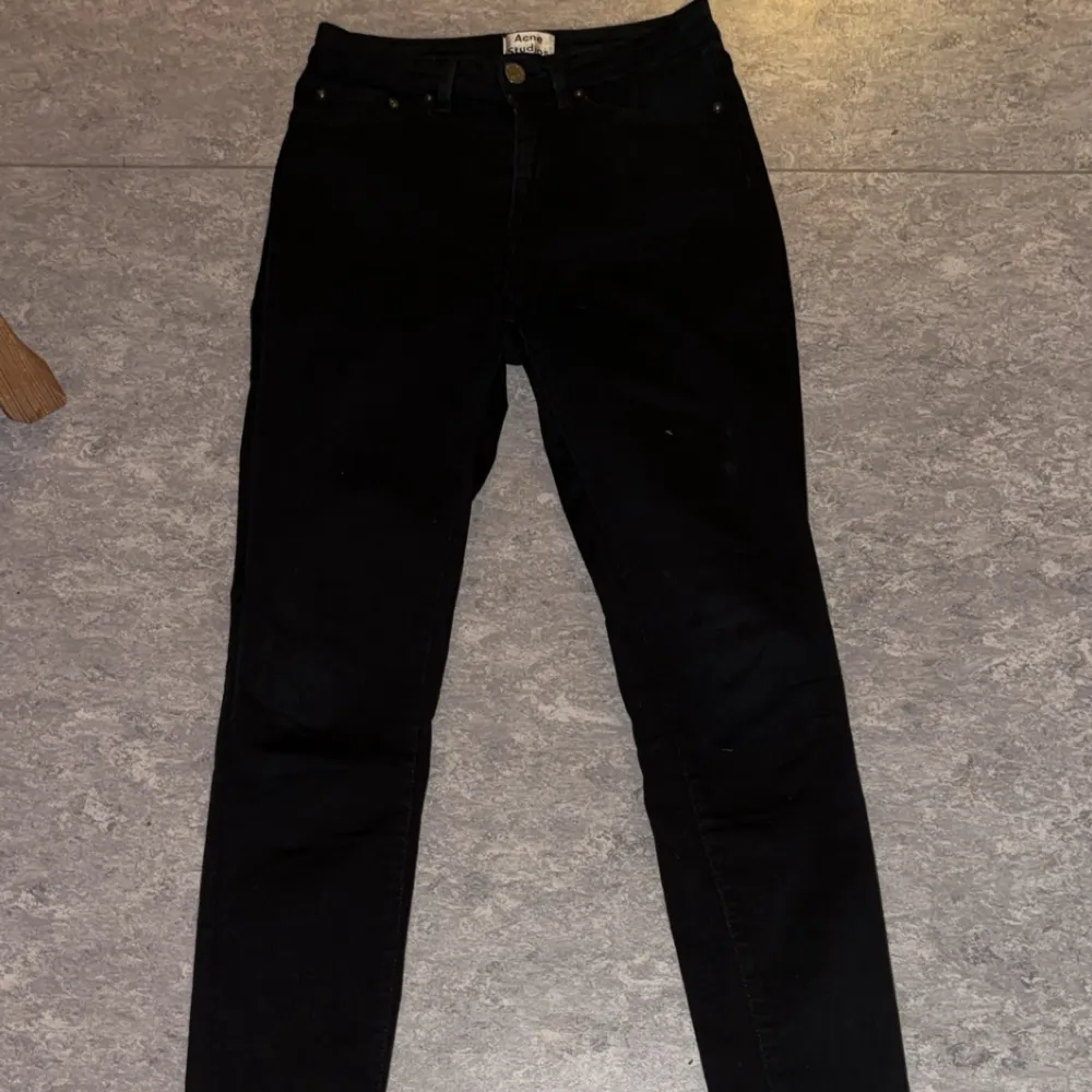 Skick 9/10, svarta acne jeans storlek 27/31. Jeans & Byxor.