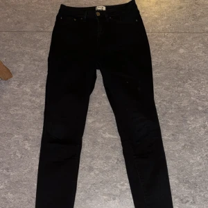 Acne jeans  - Skick 9/10, svarta acne jeans storlek 27/31