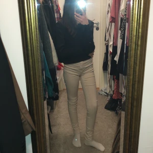Beiga skinny jeans - Jag säljer ett par beiga, snygga skinny jeans. De kommer från Gina tricot, xs. Jag säljer de på grund av att de är ganska stora för mig.