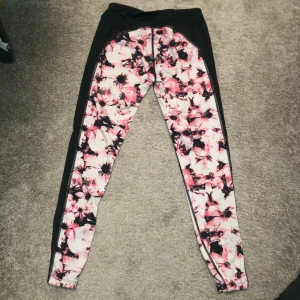 Blommiga, rosa träningsbyxor - Jag säljer dessa fett snygga träningsbyxor, för att de tyvärr har blivit för små. De kommer från stadium och är storlek 146/152. Väldigt fint skick!😍💕