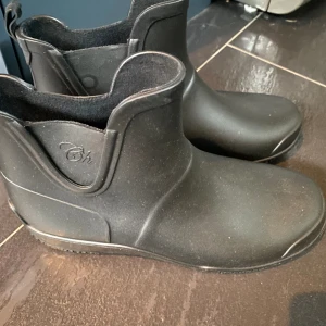 Regnskor - Storlek 37 helt nya fodrad sula 