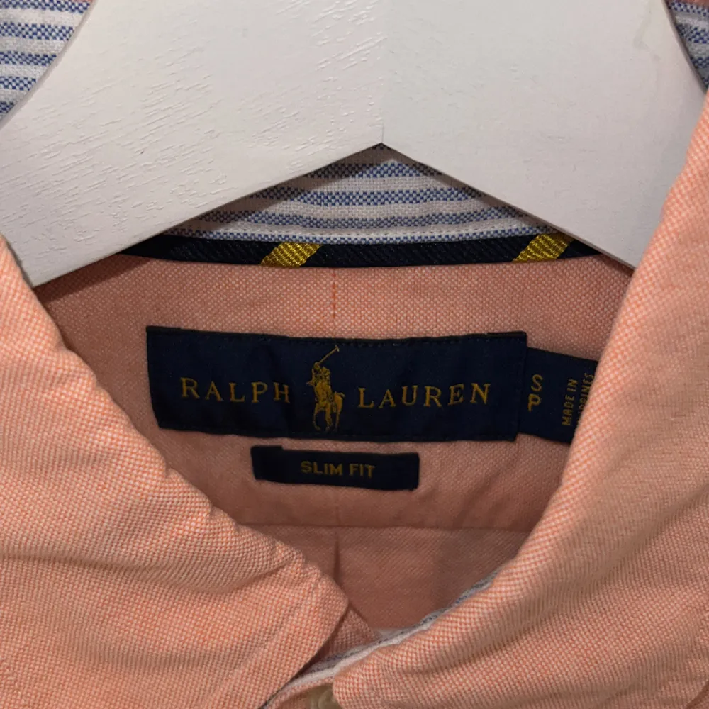 Ralph Lauren skjorta i en snygg orange/beige färg, perfekt skick (inga defekter). Skjortor.