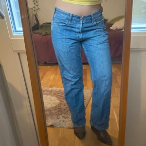 carhartt Jeans retro strl s - Super snygga och trendiga carhartt jeans. jätte fint skick, hittar inget att anmärka på!  Rak modell, känns väldigt 90 tal! Passar mig bra som har S/M i byxor. Mått: Midja-80 cm, Stuss-116 cm, innerbenslängd-72 cm Kan mötas upp i centrala stockholm💞 