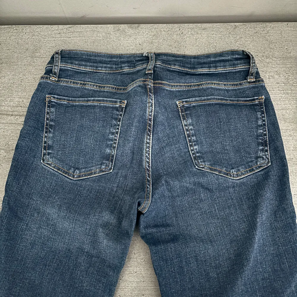 Säljer de här Low waist jeansen från zara. De är bootcut och med bra kvalite. Säljer då de inte passar längre. Köpare står för frakt. Jeans & Byxor.