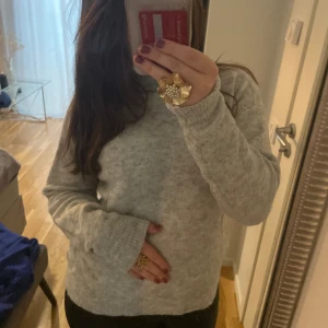 Stickad polo tröja - Jätte fin stickad tröja, används inte skriv om det är nått mer😊😊