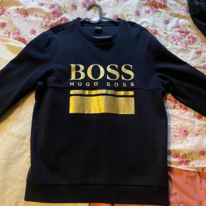 Hugo Boss Huvtröja - Hugo Boss huvtröja som inte kommer till användning. Storlek L men skulle säga att den känns som mindre i storleken.