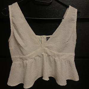 Söt vit topp - Säljer en söt vit topp, storlek XS, passar även S (finns dragkedja i ryggen)  🙌🏼  Mycket bra skick!! Priset kan diskuteras 🌸