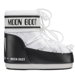 Vita Moonboots - Säljer dessa moonboots. De är i bra skick förutom en lite defekt på insidan av sulan (kom privat för bilder). Fick förra året💓