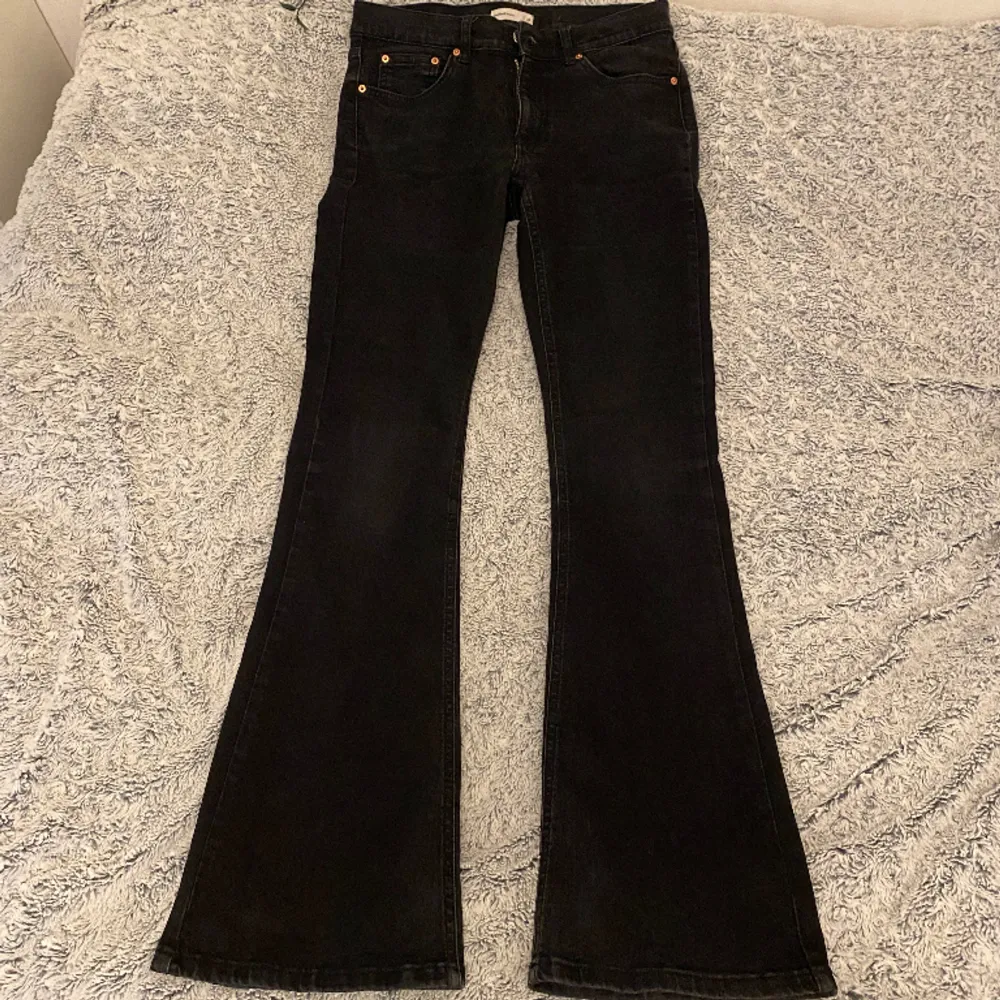Jättefina lågmidjade bootcut jeans från Gina Tricot! Använda men i gott skick🤍 Innerbenslängd: 80 cm Midja tvärs över: Ca 37 cm. Jeans & Byxor.
