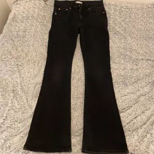 Jättefina lågmidjade bootcut jeans från Gina Tricot! Använda men i gott skick🤍 Innerbenslängd: 80 cm Midja tvärs över: Ca 37 cm