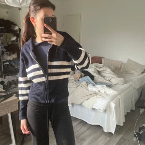 Zara kofta - Slutsåld stickad zara zip up kofta, ny skick & nästan aldrig använd💞Superfin & mysig nu till våren & sena kvällar på somaren💌 Den är i storlek M och jag är vanligtvis en S/XS.