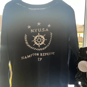 Gammal Hampton republic tröja - En jättefin gammal modell på Hampton republic som jag köpte på en second hand i Göteborg för 400kr. Älskar den men den kommer aldrig till användning. Nyskick och utan defekter. Köparen står för frakt🩷