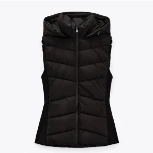 Zara väst svart - Svart Zara väst i storlek XS! Säljer då jag har knappast använt den (3 ggr) och tycker att färgen inte passar mig. Skriv för fler foton på plagget!