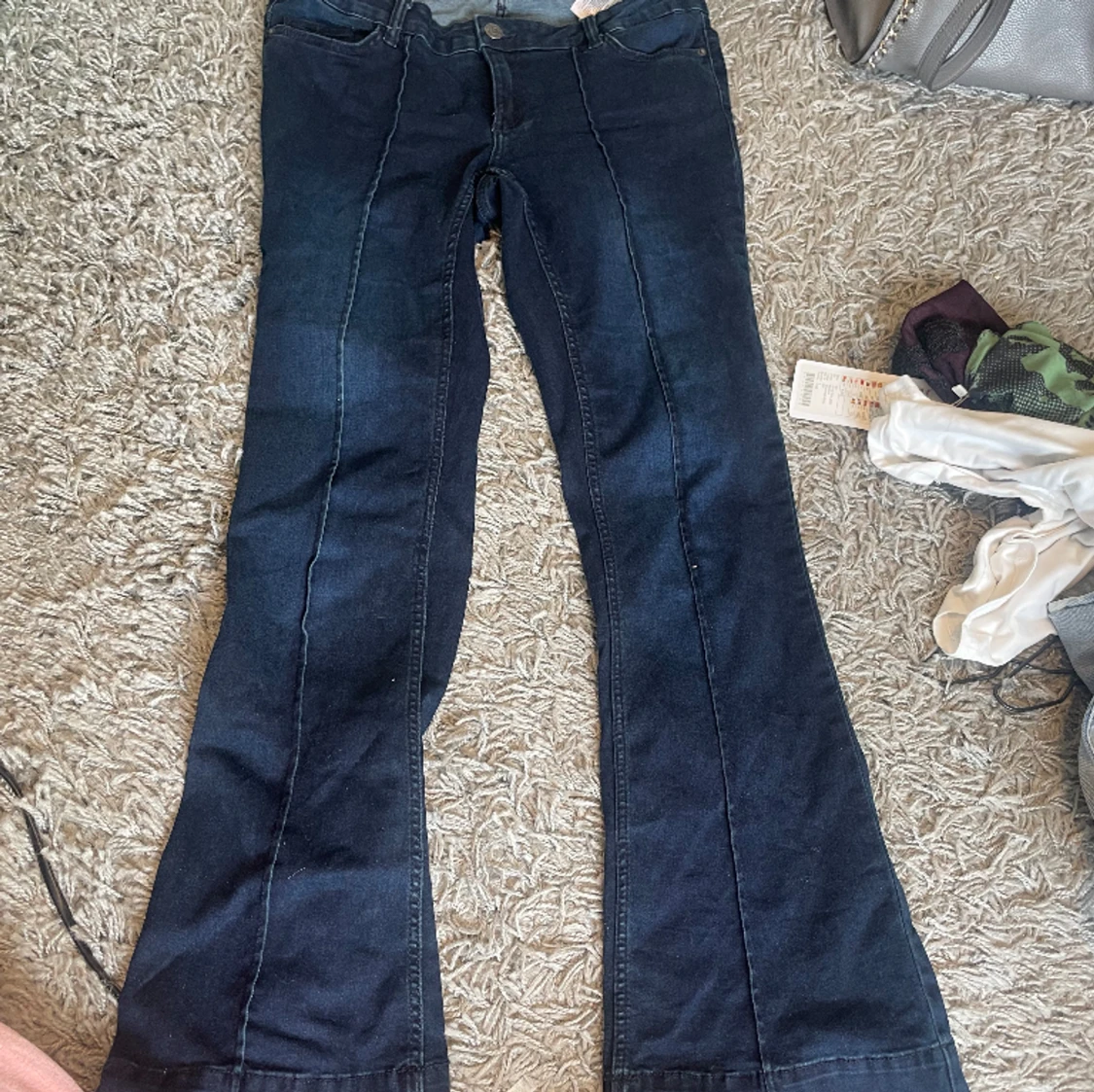 Mörka lågmidjade jeans