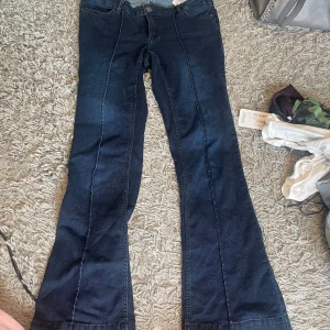 Mörka lågmidjade jeans - Mörkblå lågmidjade jeans. Endast använda 2 gånger. Säljs då dom är förstora i midjan för mig 