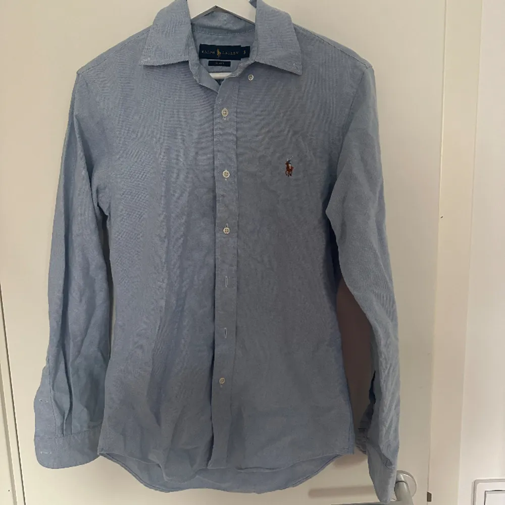 Ralph Lauren skjorta i storlek slimfit S, använd 3 gånger. Nypris 1300kr. . Skjortor.